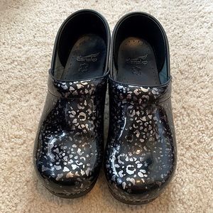 Dansko Professional Pewter Leopard Sz 40